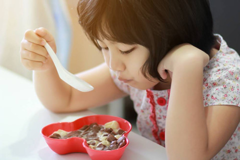 Ilustrasi anak sarapan sereal cokelat. Foto: Ronnachai Palas/Shutterstock