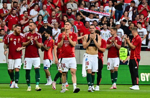 Roland Sallai dari Hongaria dan rekan satu timnya bertepuk tangan untuk para penggemar setelah pertandingan. Foto:  REUTERS/Marton Monus