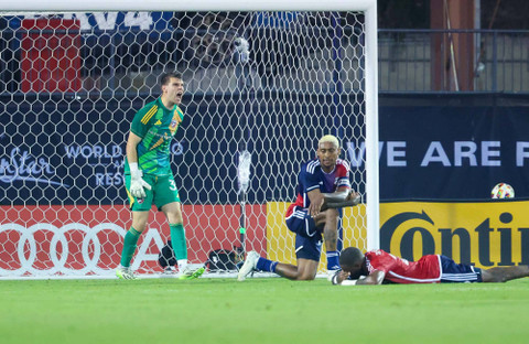 Penjaga gawang FC Dallas, Maarten Paes (30) bereaksi setelah kebobolan gol di masa tambahan waktu pada babak kedua melawan Real Salt Lake di Stadion Toyota. Foto: Kevin Jairaj-USA TODAY Sports via Reuters