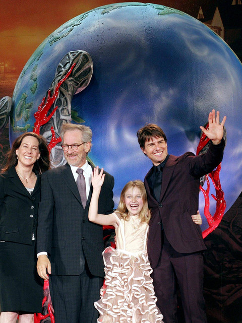 Staf dan produser film War of The Worlds bersama Tom Cruise dan Dakota Fanning. Foto: AFP/Jiji Pers