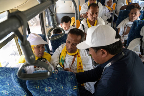 Petugas memindai kartu Nusuk jemaah calon haji Indonesia di Makkah, Arab Saudi, Jumat (14/6/2024). Foto: Sigid Kurniawan/Antara Foto