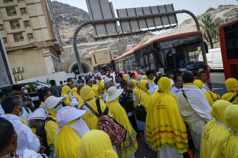 Jemaah calon haji Indonesia antre menaiki bus yang akan membawa mereka ke Arafah di Makkah, Arab Saudi, Jumat (14/6/2024). Foto: Sigid Kurniawan/Antara Foto