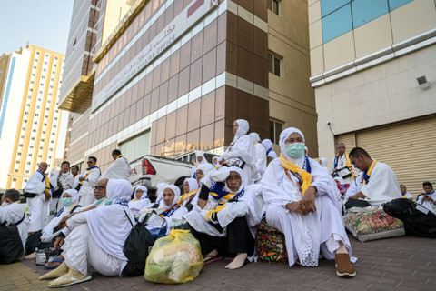 Jemaah calon haji Indonesia menunggu kedatangan bus yang akan membawa mereka ke Arafah di Makkah, Arab Saudi, Jumat (14/6/2024). Foto: Sigid Kurniawan/Antara Foto