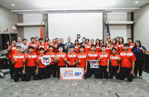 Sebanyak 24 student-athlete dan empat pelatih Kopi Good Day DBL Indonesia All-Star 2024 berfoto bersama Konsul Jendral Amerika Serikat di Surabaya, Jonathan Alan, pada Kamis (13/6/2024). Foto: Dok. DBL Indonesia