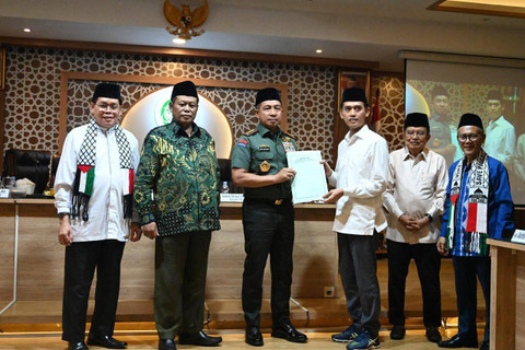 Ketua Bidang Fatwa Majelis Ulama Indonesia (MUI) Asrorun Niam Sholeh (tiga kanan) menyerahkan hasil ijtima ulama kepada Panglima TNI Jenderal Agus Subiyanto (tiga kiri), Jumat (14/6/2024). Foto: Dok. Istimewa