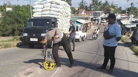 Polisi saat melakukan olah TKP di lokasi kecelakaan balita 2 tahun terlindas truk di Karawang. Foto: Humas Polres Karawang