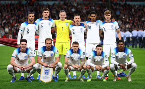 Pemain timnas Inggris berpose untuk foto grup tim sebelum pertandingan Foto: REUTERS/Carl Recine