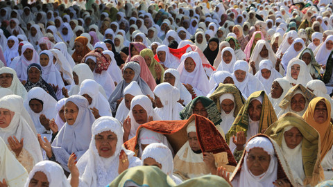Jamaah Tarekat Syattariah berdoa bersama seusai melaksanakan shalat Idul Adha 1445 H di halaman Masjid Syaikhuna Habib Muda Seunagan Desa Peuleukung, Seunagan Timur, Nagan Raya, Aceh, Sabtu (15/6/2024). Foto: ANTARA FOTO/Syifa Yulinnas/