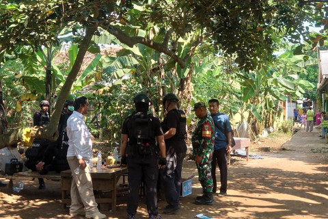Densus 88 gerebek rumah kontrakan di Cikampek, Karawang, Jawa Barat, Sabtu (15/6/2024). Foto: kumparan