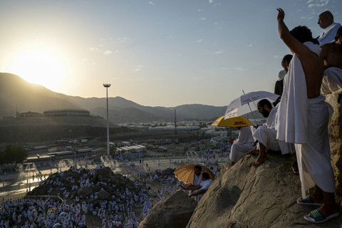 Umat Islam memanjatkan doa menjelang wukuf di Jabal Rahmah, Arafah, Makkah, Arab Saudi, Sabtu (15/6/2024). Foto: Sigid Kurniawan/Antara Foto