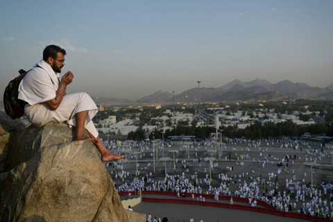 Muslim melakukan doa menjelang Wukuf di Jabal Rahmah, Arafat, Mekah, Arab Saudi, Sabtu (15/6/2024). Foto: Sigid Kurniawan/Antara Foto