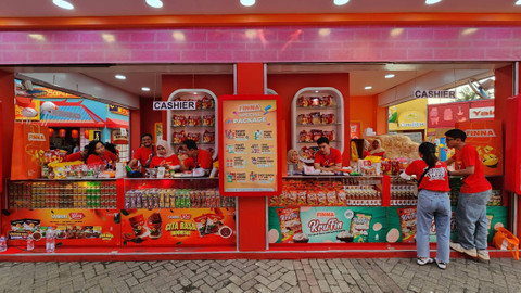 Booth produsen makanan dan bumbu Finna Food di Jakarta Fair 2024, Kamis (13/6/2024). Foto: Azalia Amadea/kumparan 