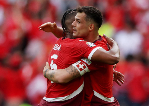Pemain Swiss Manuel Akanji dan Granit Xhaka merayakan gol kedua mereka yang dicetak oleh Michel Aebischer di Stadion Cologne, Cologne, Jerman, Sabtu (15/6/2024). Foto: Thilo Schmuelgen/Reuters