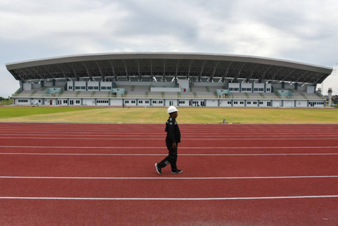 Pekerja melintas di area Stadion Madya Atletik Sumut Sport Center yang akan digunakan untuk Pekan Olahraga Nasional (PON) XXI Aceh-Sumut di Batang Kuis, Deli Serdang, Sumatera Utara, Sabtu (15/6/2024). Foto: Fransisco Carolio/ANTARA FOTO