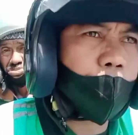 Tangkapan layar saat ojol di Makassar bantu antar jenazah keluarga yang tak punya uang ambulans. Dok: Ist.