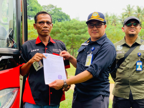 Kepala BPTD Kelas II Lampung, Bambang Siswoyo memberikan peringatan bagi bus pariwisata yang belum melengkapi dokumen kendaraan. | Foto: Roza Hariqo/Lampung Geh