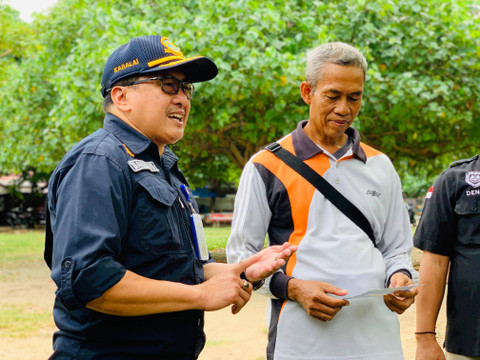 Kepala BPTD Kelas II Lampung, Bambang Siswoyo saat melakukan memberikan sosialisasi kelayakan bus pariwisata di Pantai Mutun, pada Sabtu (15/6). | Foto: Roza Hariqo/Lampung Geh