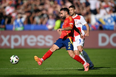 Pemain Spanyol Dani Carvajal beraksi bersama pemain Kroasia Andrej Kramaric di Olympiastadion Berlin, Berlin, Jerman, Sabtu (15/6/2024). Foto: Annegret Hilse/REUTERS
