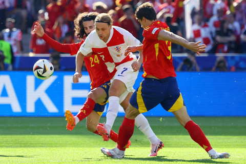 Pemain Spanyol Robin Le Normand dan Marc Cucurella beraksi bersama pemain Kroasia Lovro Majer di Olympiastadion Berlin, Berlin, Jerman, Sabtu (15/6/2024). Foto: Fabrizio Bensch/Reuters