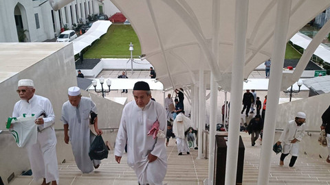 Suasana pelaksanaan Salat Idul Adha 1445 H/2024 di Masjid Al-Azhar, Jakarta Selatan, Minggu (16/6). Foto: Zamachsyari/kumparan
