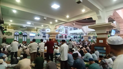 Suasana pelaksanaan Salat Idul Adha 1445 H/2024 di Masjid Al-Azhar, Jakarta Selatan, Minggu (16/6). Foto: Zamachsyari/kumparan