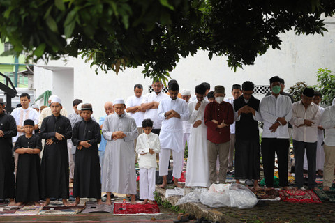 Sejumlah umat muslim melaksanakan salat Idul Adha 1445 H di Masjid Al-Azhar, Jakarta, Minggu (16/6/2024). Foto: Iqbal Firdaus/kumparan