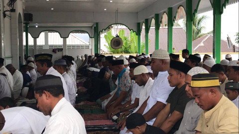 Sejumlah umat muslim melaksanakan salat Idul Adha 1445 H di Negeri Wakal, Kecamatan Leihitu, Kabupaten Maluku Tengah (Malteng), Provinsi Maluku, Minggu (16/6/2024).   Foto: kumparan