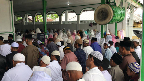 Sejumlah umat muslim melaksanakan salat Idul Adha 1445 H di Negeri Wakal, Kecamatan Leihitu, Kabupaten Maluku Tengah (Malteng), Provinsi Maluku, Minggu (16/6/2024).   Foto: kumparan