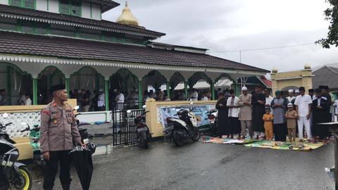 Sejumlah umat muslim melaksanakan salat Idul Adha 1445 H di Negeri Wakal, Kecamatan Leihitu, Kabupaten Maluku Tengah (Malteng), Provinsi Maluku, Minggu (16/6/2024).   Foto: kumparan