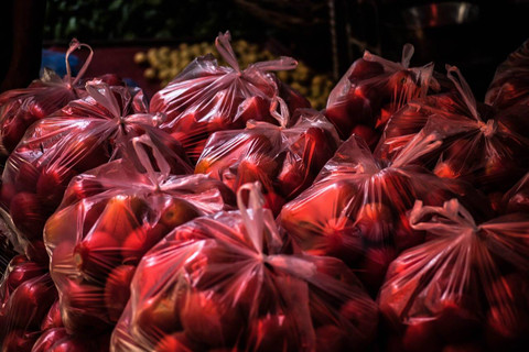 Tomat dalam bungkusan plastik. Foto: Pixabay