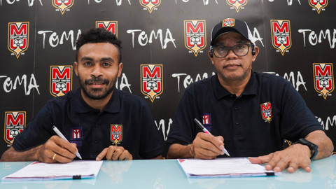 Yance Sayuri (kiri) dan COO Malut United Willem D Nanlohy (kanan) melakukan prosesi penandatanganan kontrak bersama Maluku United. Foto: Malut United