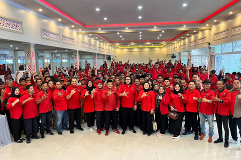 Ketua DPD PDIP Jabar Ono Surono didampingi Calon Bupati Nina Agustina dan Ketua DPRD Indramayu Sirojudin foto bersama usai acara rapat konsolidasi dan koordinasi, Sabtu (15/6/2024). Foto: kumparan