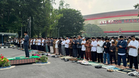 Jemaah MTA melaksanakan salat Idul Adha 1445 di halaman Stadion Manahan Solo, Jawa Tengah, Minggu (16/6/2024). Foto: kumparan