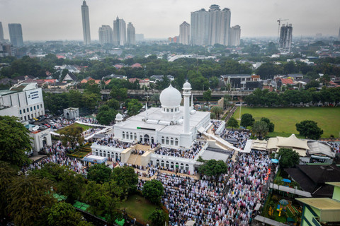 Foto udara umat Muslim menunaikan Saalat Idul Adha 1445 H di Masjid Agung Al-Azhar, Jakarta, Minggu (16/6/2024). Foto: Bayu Pratama S/ANTARA FOTO
