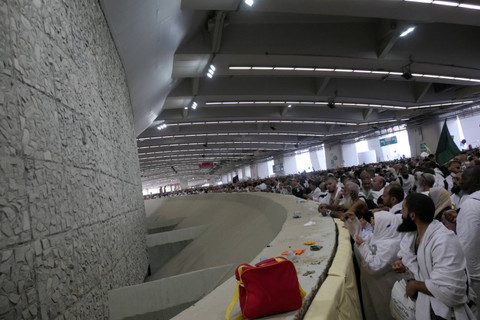Jemaah haji melempar jumrah aqobah di Jamarat, Makkah, Arab Saudi, Minggu (16/6/2024). Foto: Sigid Kurniawan / ANTARA FOTO