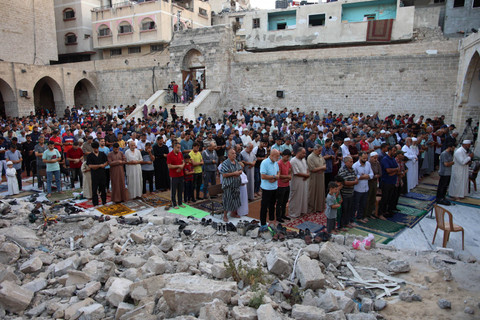 Warga Palestina melaksanakan salat Idul Adha di halaman Masjid Omari yang telah hancur akibat serangan udara israel di Kota Gaza, Minggu (16/6/2024). Foto: OMAR AL-QATTAA/AFP
