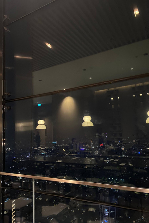 Pemandangan malam hari di Keyaki Japanese Restaurant, restoran di lantai 90 Pan Pacific Hotel, Luminary Tower, Thamrin Nine, Jakarta. Foto: Judith Aura/kumparan