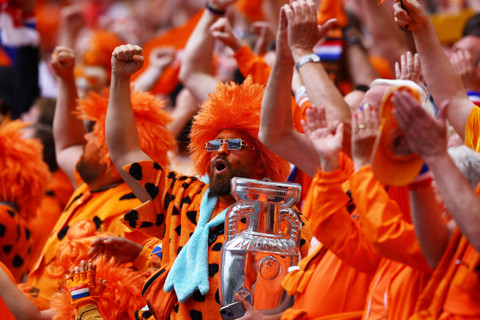 Suporter Belanda di dalam stadion saat pertandingan Polandia melawan Belanda pada laga Piala Eropa 2024 di Stadion Volkspark, Hamburg, Minggu (16/6/2024). Foto: Axel Schmidt/ REUTERS