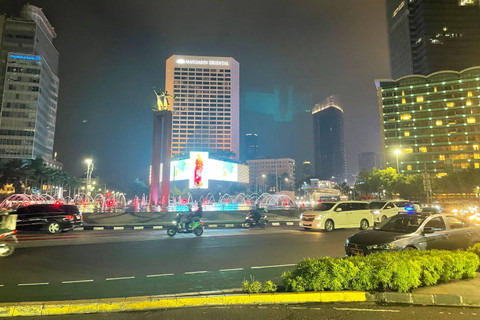 Suasana lalu lintas jelang Idul Adha 1445 H di Bundaran HI, Minggu (16/6/2024) malam.  Foto: Fadhil Pramudya/kumparan