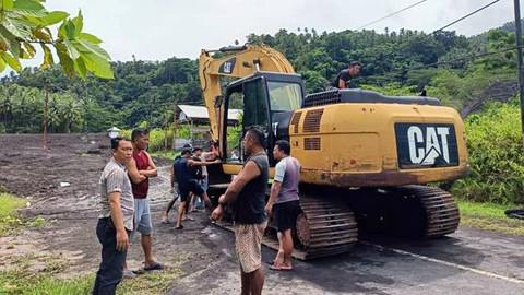 Upaya pembersihan bebatuan dan sisa material luncuran Gunung Karangetang di Jalan Ondong Ulu. Luncuran material Gunung Karangetang mengakibatkan putusnya Kabel Fiber Optik yang berdampak pada terganggunya jaringan telekomunikasi dan internet di Kabupaten Sitaro.