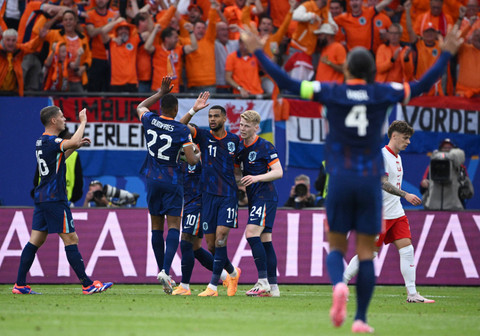 Cody Gakpo dari Belanda merayakan gol pertama mereka bersama Joey Veerman, Denzel Dumfries dan Jerdy Schouten pada Piala Eropa 2024 antara Polandia vs Belanda di Stadion Volkspark, Hamburg, Minggu (16/6/2024). Foto: Annegret Hilse/REUTERS