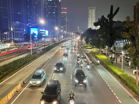 Suasana lalu lintas di depan Polda Metro Jaya jelang Idul Adha 1445 H, Minggu (16/6/2024) malam.  Foto: Fadhil Pramudya/kumparan