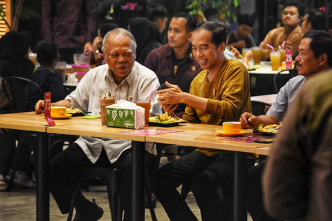 Presiden Joko Widodo (Jokowi) ditemani oleh Menteri PUPR Basuki Hadi Muljono, PJ Gubernur Jateng Nana Sudjana saat bersantap malam di kedai Wizzmie, Jalan Gajahmada, Kota Semarang. Foto: Dok. Istimewa