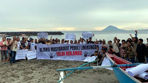 Masyarakat dan nelayan menolak Reklamasi di Pantai Karangria Manado, Sulawesi Utara.