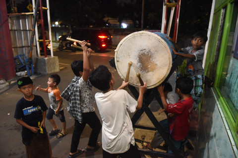 Sejumlah anak memukul bedug saat malam takbiran Idul Adha 1445 H/2024 M di Jalan Utan Panjang 3, Kemayoran, Jakarta Pusat, Minggu (16/6/2024). Foto: Indrianto Eko Suwarso/ANTARA FOTO