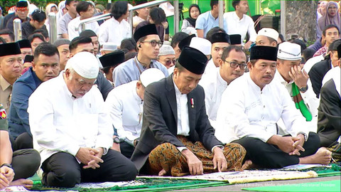 Presiden Joko Widodo bersiap melaksanakan Salat Idul Adha 1445 di Lapangan Pancasila Simpang Lima Kota Semarang, Senin (17/6/2024). Foto: YouTube/Sekretariat Presiden