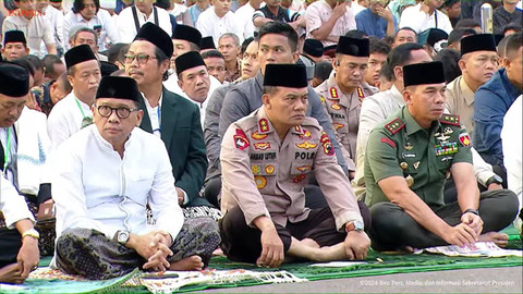 Umat muslim bersiap melaksanakan Salat Idul Adha 1445 di Lapangan Pancasila Simpang Lima Kota Semarang, Senin (17/6/2024).   Foto: YouTube/Sekretariat Presiden