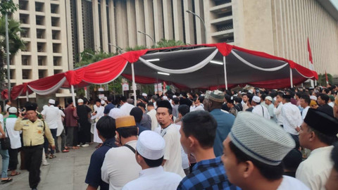 Umat muslim tiba untuk melaksanakan Salat Idul Adha 1445 H di Masjid Istiqlal, Jakarta, Senin (17/6/2024). Foto: Rachmadi Rasyad/kumparan