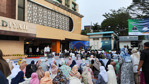 Umat muslim melaksanakan Salat Idul Adha 1445 H di Kantor PP Muhammadiyah, Jakarta, Senin (17/6/2024). Foto: Jonathan Devin/kumparan