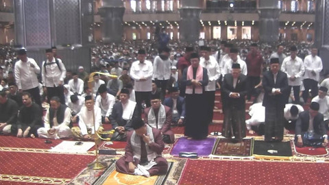 Umat muslim bersiap melaksanakan Salat Idul Adha 1445 H di Masjid Istiqlal, Jakarta, Senin (17/6/2024). Foto: Youtube/Masjid Istiqlal TV